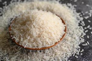 Close-up de arroz molido en tazones.