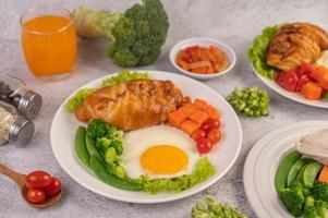 croissant de huevo fresco y desayuno de verduras