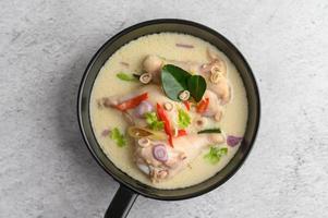 sopa tom kha kai con hojas de lima kaffir, limoncillo, cebolla morada, galanga y chile foto