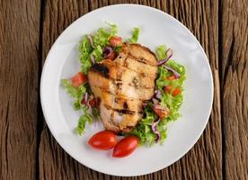 pollo a la plancha con ensalada foto