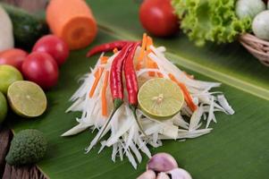 ingredientes frescos para ensalada de papaya foto