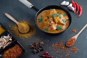 curry tailandés massaman con especias foto