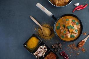 curry massaman con especias tradicionales foto