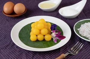 tanga yod, postre tailandés en una hoja de plátano foto