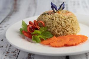 arroz de camarones con tomates y zanahorias foto