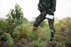 soldado listo con arma foto