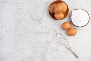 huevos, harina de tapioca y batidor de huevos foto