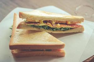 sándwich de tocino y verduras sobre tostadas foto