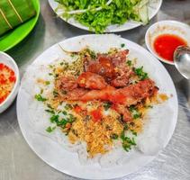 banh hoi thit nuong en un plato foto