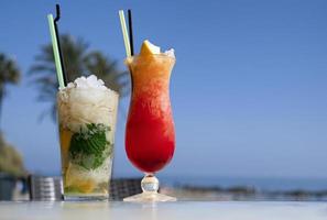 mojito y cóctel san francisco en una mesa en un bar en la playa. foto