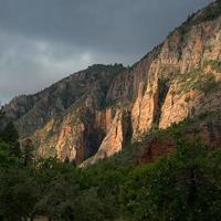 Montaña rocosa marrón bajo el cielo nublado durante el día foto