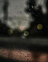 gotas de agua en la ventana de vidrio foto