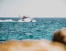 Barco blanco y negro en el mar durante el día foto