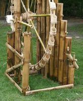 rueda de bambú uso de turbina de agua foto