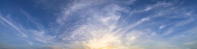 cielo y nubes al atardecer foto