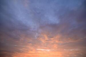 nubes en el cielo al atardecer foto