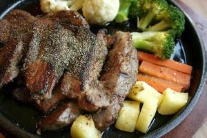 filetes a la parrilla y ensalada de verduras foto