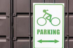 Señal de estacionamiento de bicicletas en el parque público foto
