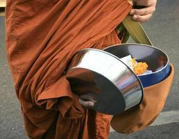 cuenco de limosna monje budista foto