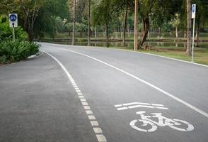 carril bici en la carretera foto