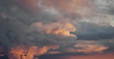 nubes rojas al amanecer foto