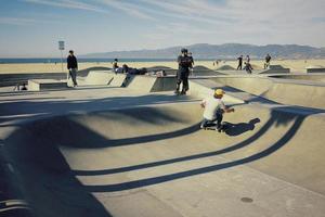 santa barbara, ca, 2020 - patinadores en un parque foto