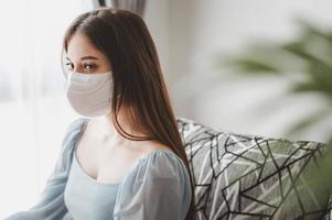 mujer con mascarilla foto