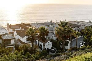 casas de hormigón blanco cerca del mar durante el día foto