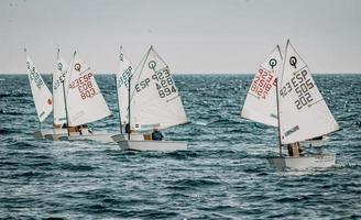 España, 2020 - velero blanco en el mar durante el día foto