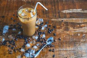 café helado en una mesa de madera foto