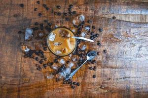 café helado en la mesa de madera foto