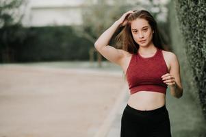 mujer en ropa deportiva fuera foto