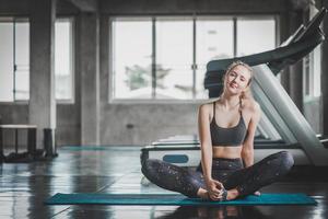 mujer estirando en el gimnasio foto