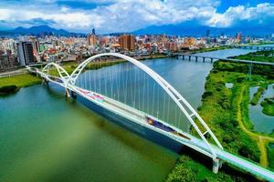 Nueva ciudad de Taipei, Taiwán, 11 de julio de 2018 - vista aérea de un puente foto