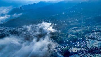 nubes sobre las terrazas de yuanyang foto