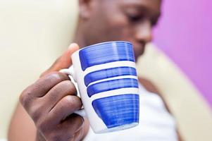 hombre sosteniendo una taza de cafe foto