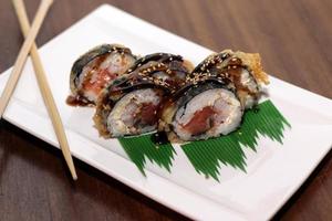 rollos de sushi con semillas de sésamo foto