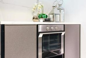 interior de cocina moderna con electrodomésticos integrados foto
