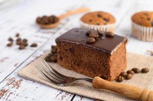 pastel de chocolate y granos de café con un tenedor foto