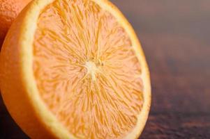 Imagen macro de naranja madura con poca profundidad de campo. foto