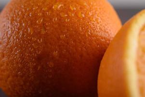 Imagen macro de naranja madura con poca profundidad de campo. foto