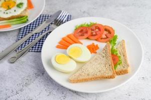 huevo cocido con tomates y zanahorias foto