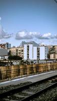 Madrid, España, 2020 - Edificio de hormigón blanco bajo un cielo azul durante el día foto