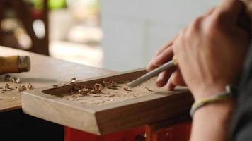 intagliatore di legno fa un vassoio video