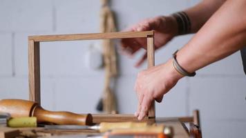 l'uomo assembla una scatola di legno video