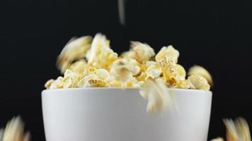 Popcorn fällt in eine weiße Schüssel video