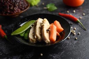 bayas de arroz morado con pechuga de pollo a la plancha, calabaza, zanahorias y menta foto
