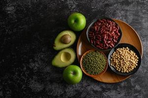 legumbres y frutas sobre un fondo oscuro foto