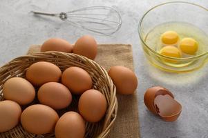 huevos orgánicos y aceite para la preparación de horneado