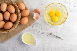 huevos orgánicos y aceite para la preparación de horneado